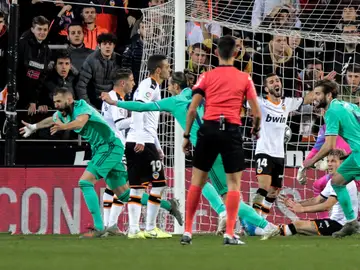 Benzema celebrando su gol contra el Valencia Benzema celebrando su gol contra el Valencia