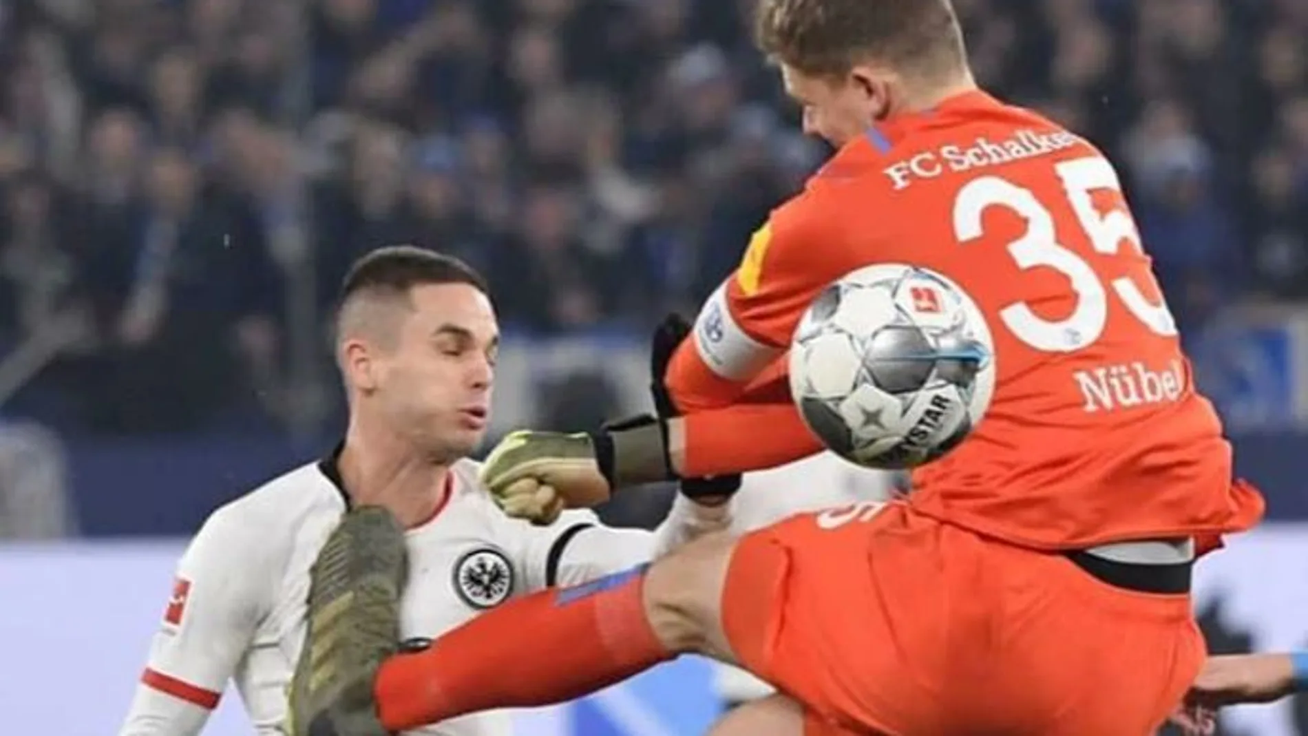 Nüebel golpea en el pecho de Gacinovic Nüebel golpea en el pecho de Gacinovic