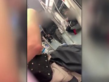 Una joven graba cómo un hombre le llama "chupapollas" y "zorra" en el metro de Barcelona y nadie dice nada