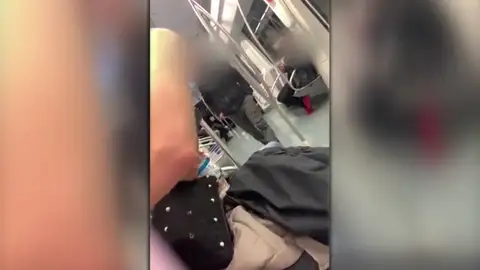 Una joven graba cómo un hombre le llama "chupapollas" y "zorra" en el metro de Barcelona y nadie dice nada Una joven graba cómo un hombre le llama "chupapollas" y "zorra" en el metro de Barcelona y nadie dice nada