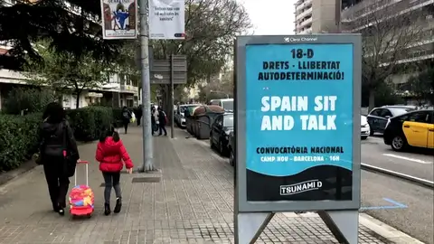Tsunami Democràtic ocupa marquesinas para desplegar sus carteles a dos días del Clásico Tsunami Democràtic ocupa marquesinas para desplegar sus carteles a dos días del Clásico