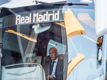 Zinedine Zidane en el autobús del Real Madrid