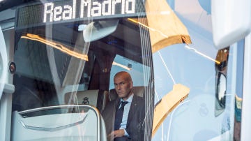 Zinedine Zidane en el autobús del Real Madrid