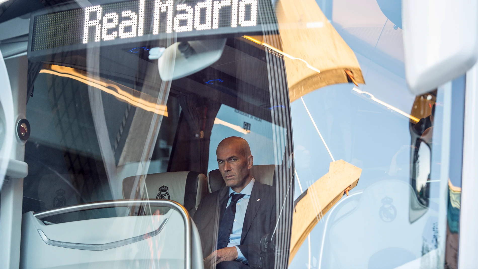 Zinedine Zidane en el autobús del Real Madrid Zinedine Zidane en el autobús del Real Madrid