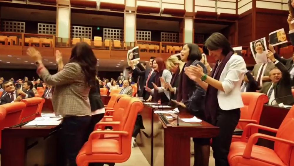 Un grupo de diputadas turcas canta 'Un violador en tu camino' en el Parlamento en protesta por las actuaciones policiales