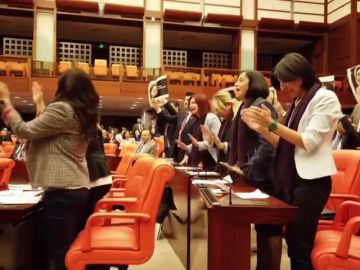 Un grupo de diputadas turcas canta 'Un violador en tu camino' en el Parlamento en protesta por las actuaciones policiales