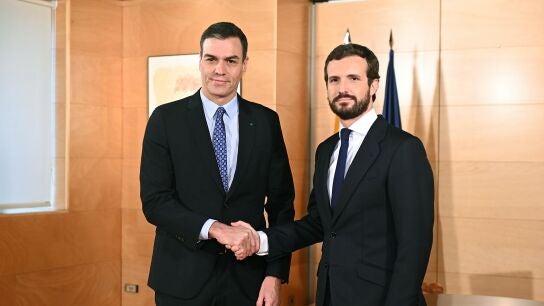 El presidente del Gobierno en funciones, Pedro S&aacute;nchez, y el l&iacute;der del PP, Pablo Casado