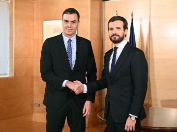 El presidente del Gobierno en funciones, Pedro Sánchez, y el líder del PP, Pablo Casado