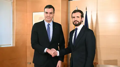 El presidente del Gobierno en funciones, Pedro Sánchez, y el líder del PP, Pablo Casado El presidente del Gobierno en funciones, Pedro Sánchez, y el líder del PP, Pablo Casado