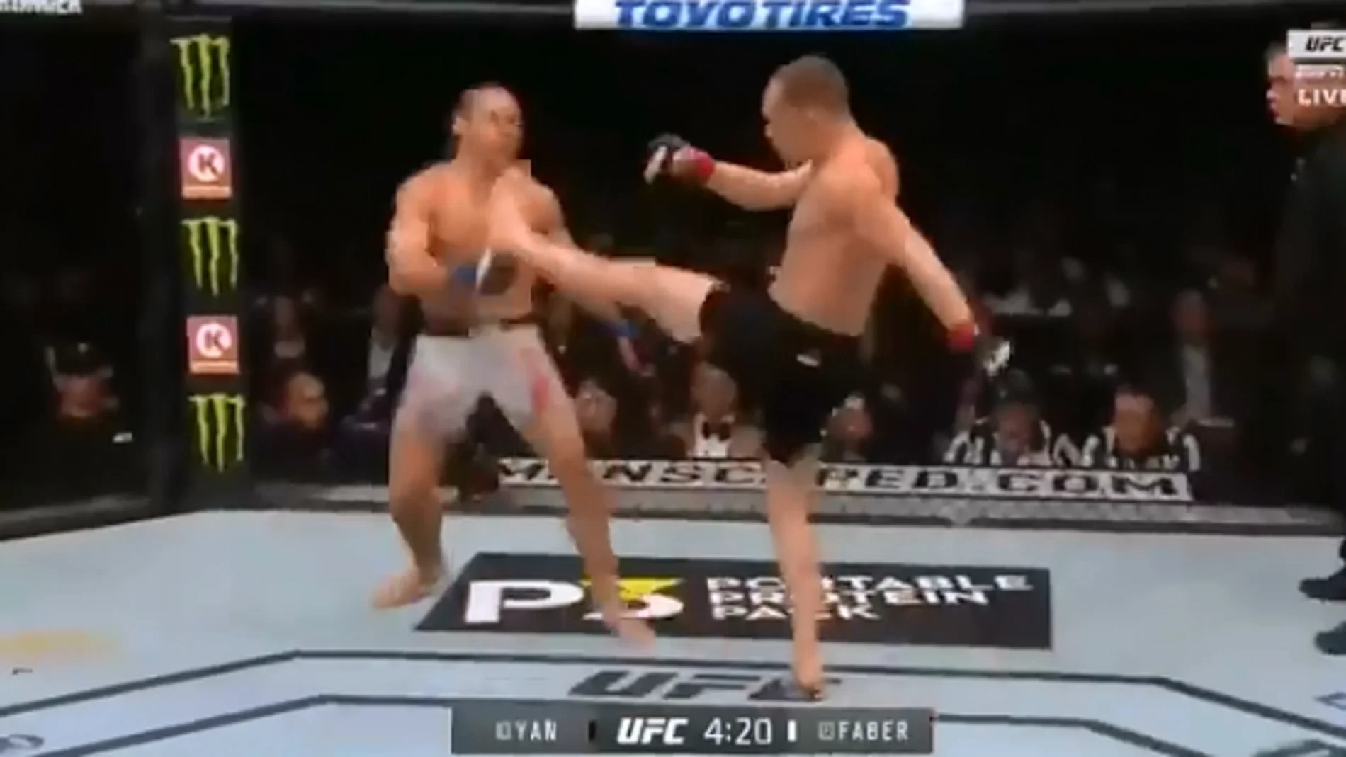 El luchador Petr Yan golpeando a su contrincante Urijah Faber El luchador Petr Yan golpeando a su contrincante Urijah Faber