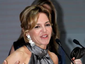 La periodista Almudena Ariza tras recibir un premio. La periodista Almudena Ariza tras recibir un premio.
