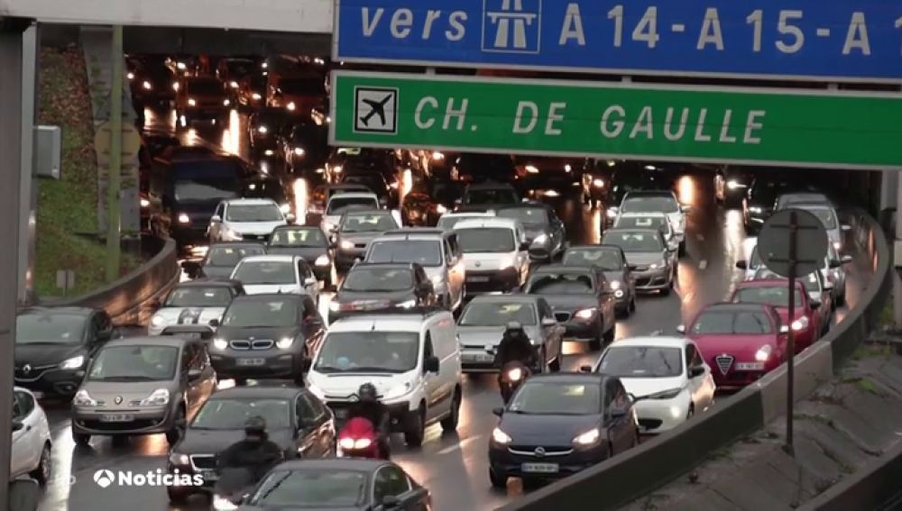 París, colapsada por los transportistas en su pulso contra Macron 
