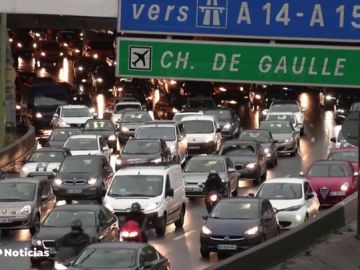 París, colapsada por los transportistas en su pulso contra Macron 