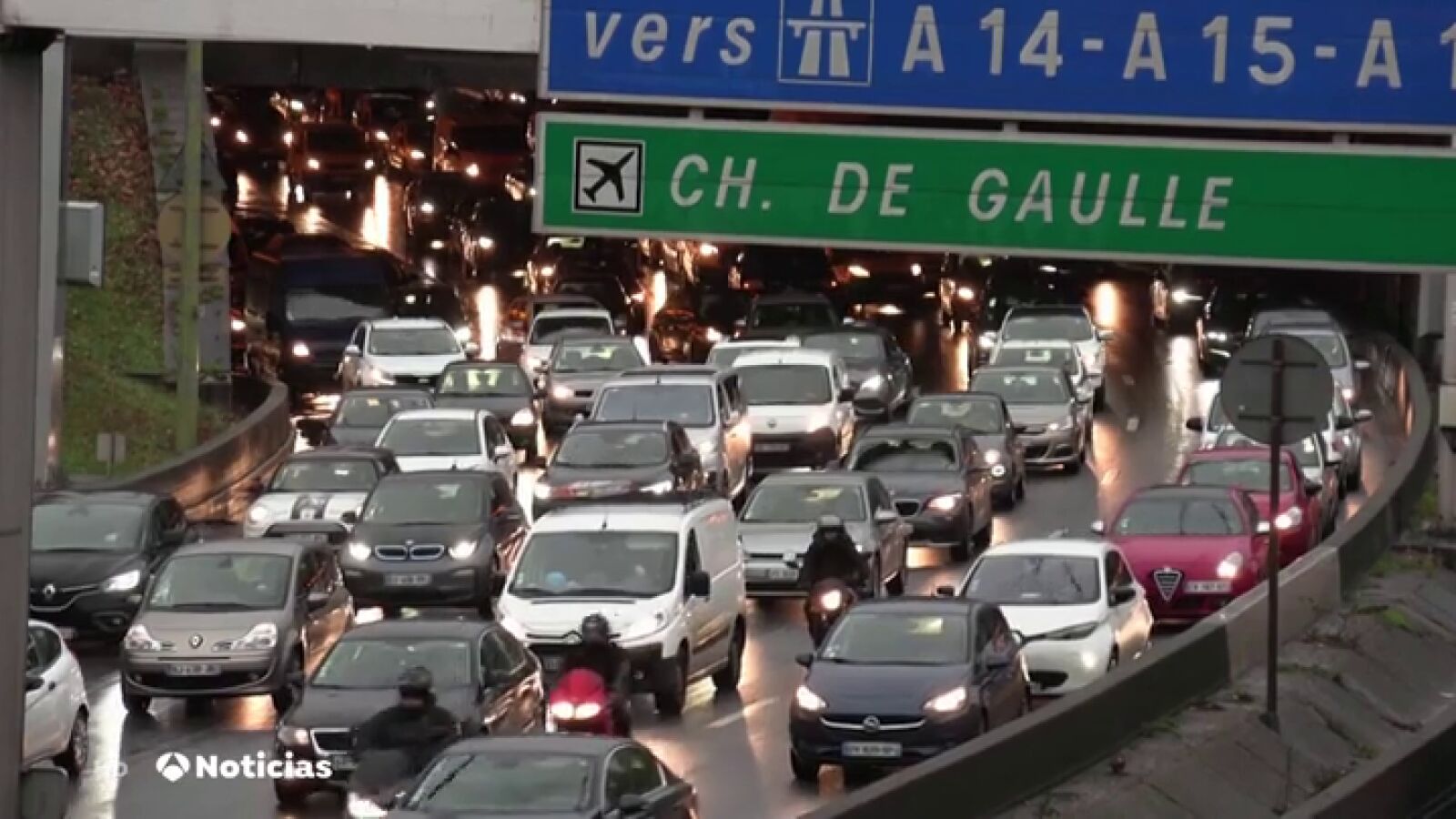 París, colapsada por los transportistas en su pulso contra Macron 