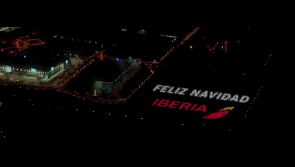 La Navidad, con altura: Iberia proyecta felicitaciones navideñas en Barajas para que sean vistas desde el avión
