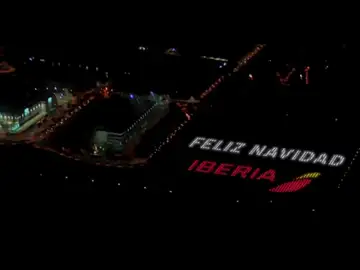 La Navidad, con altura: Iberia proyecta felicitaciones navideñas en Barajas para que sean vistas desde el avión La Navidad, con altura: Iberia proyecta felicitaciones navideñas en Barajas para que sean vistas desde el avión