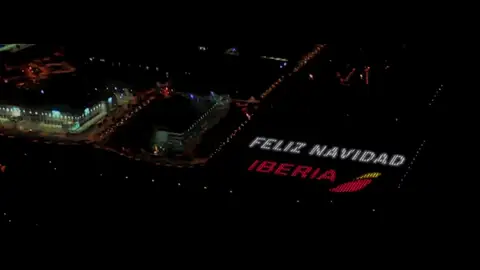 La Navidad, con altura: Iberia proyecta felicitaciones navideñas en Barajas para que sean vistas desde el avión La Navidad, con altura: Iberia proyecta felicitaciones navideñas en Barajas para que sean vistas desde el avión