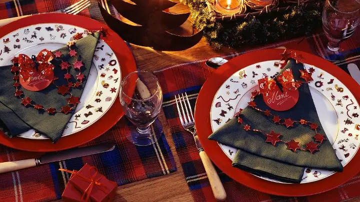 Servilletas dobladas en forma de &aacute;rbol de Navidad