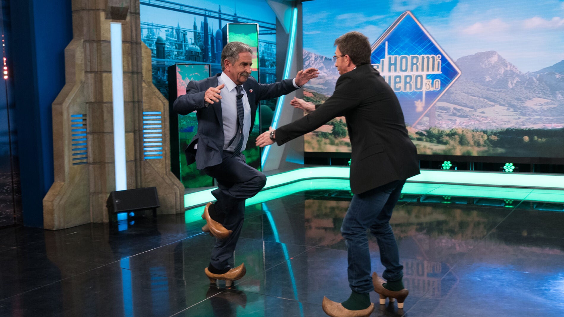 Pablo Motos y Miguel Ángel Revilla demuestran su destreza caminando con albarcas 