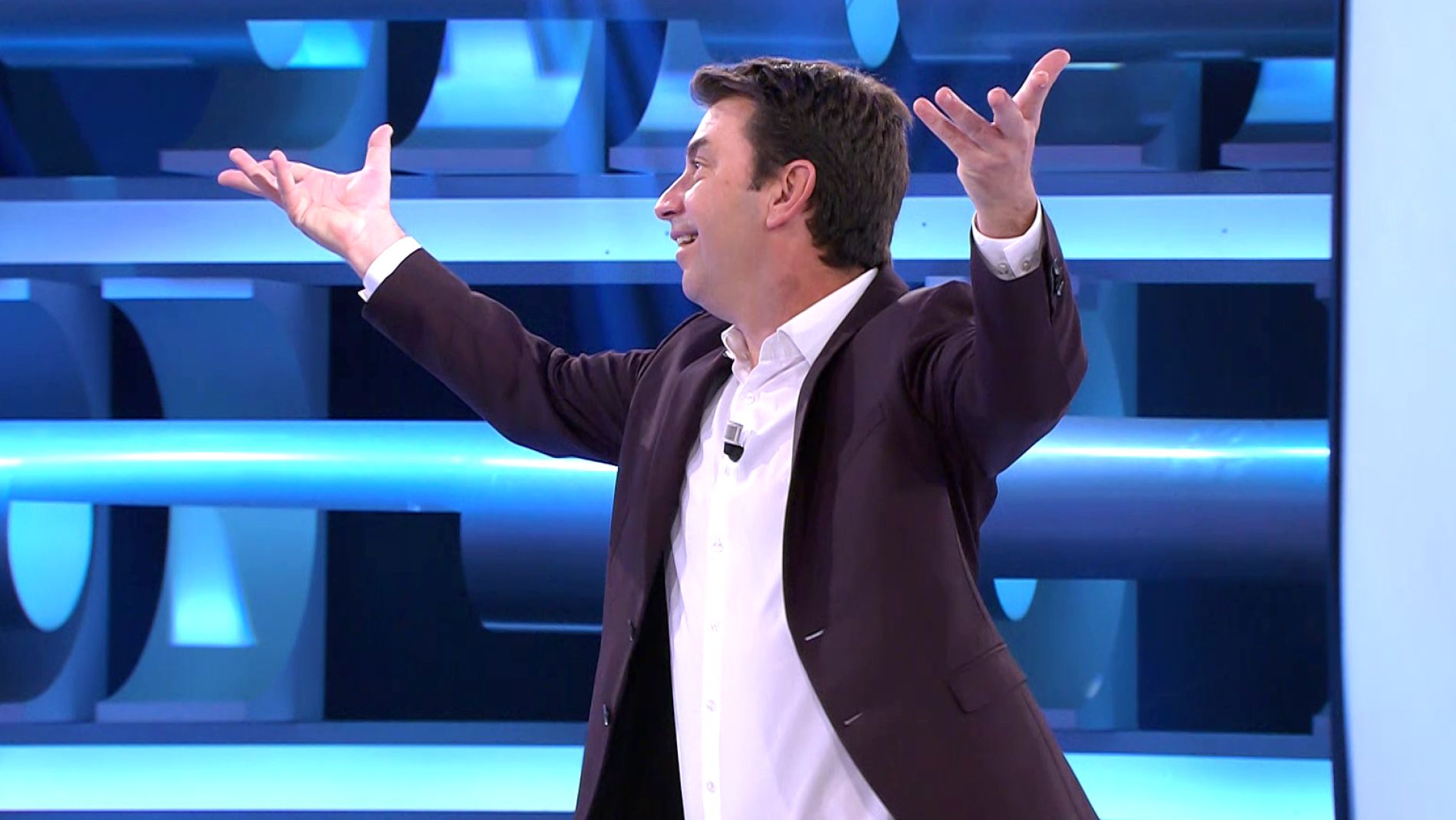 Arturo Valls se deleita como director del coro de los 5.000 euros de '&iexcl;Ahora caigo!' 
