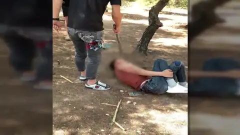 Así torturan narcotraficantes asiáticos a un miembro de la banda al que acusan de perder droga Así torturan narcotraficantes asiáticos a un miembro de la banda al que acusan de perder droga