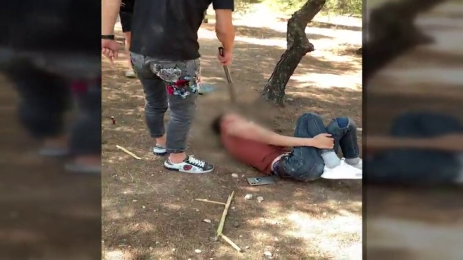 Así torturan narcotraficantes asiáticos a un miembro de la banda al que acusan de perder droga