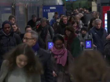 Manifestación en Paris en una jornada de huelga decisiva con las transportes colapsados, las aulas vacías y la Torre Eiffel cerrada 