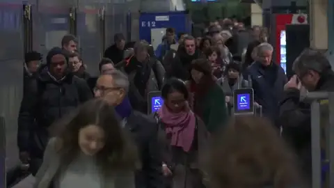 Manifestación en Paris en una jornada de huelga decisiva con las transportes colapsados, las aulas vacías y la Torre Eiffel cerrada Manifestación en Paris en una jornada de huelga decisiva con las transportes colapsados, las aulas vacías y la Torre Eiffel cerrada