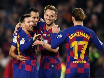 Messi celebra un gol con Griezmann, Busquets y Rakitic