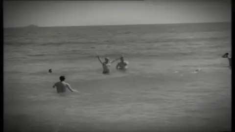 Manuel Fraga, ministro del gobierno, se baña en Palomares para demostrar que no suponía ningún riesgo (1966) Manuel Fraga, ministro del gobierno, se baña en Palomares para demostrar que no suponía ningún riesgo (1966)