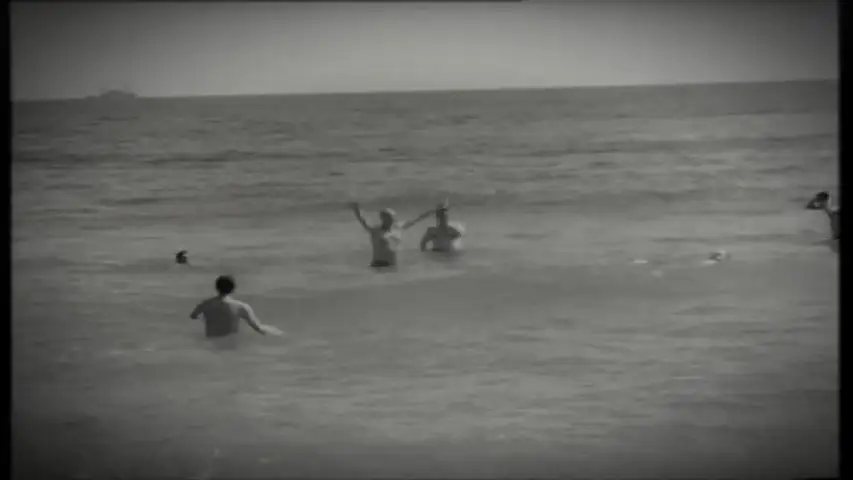Manuel Fraga, ministro del gobierno, se baña en Palomares para demostrar que no suponía ningún riesgo (1966) Manuel Fraga, ministro del gobierno, se baña en Palomares para demostrar que no suponía ningún riesgo (1966)