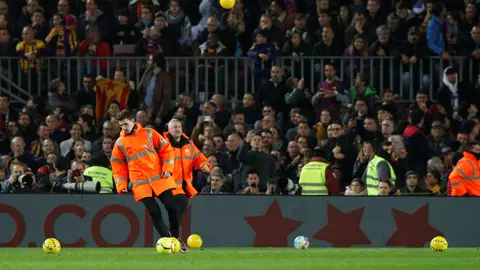 Pelotas amarillas en el campo en pleno Clásico Pelotas amarillas en el campo en pleno Clásico