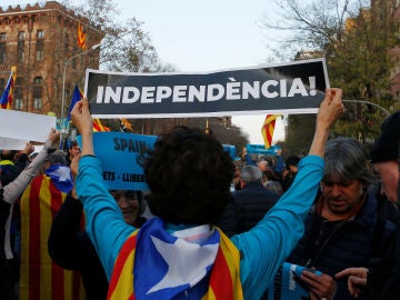 Manifestantes despliegan pancartas en las calles de Barcelona