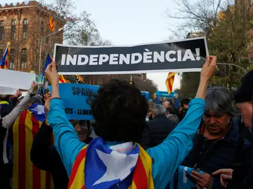 Manifestantes despliegan pancartas en las calles de Barcelona Manifestantes despliegan pancartas en las calles de Barcelona