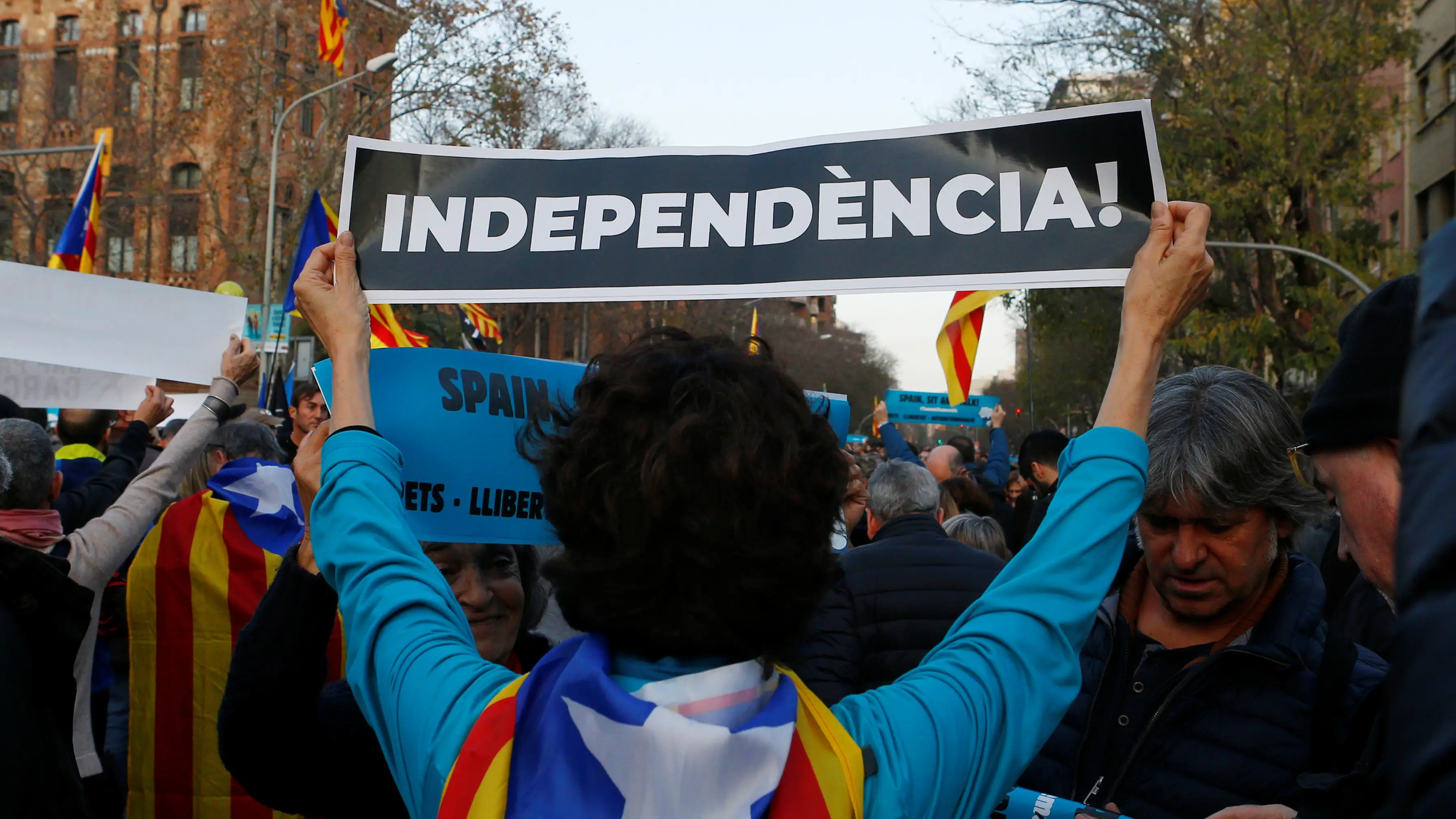 Manifestantes despliegan pancartas en las calles de Barcelona