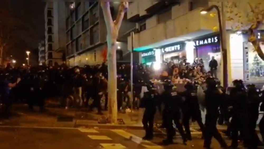 Los Mossos cargan para disolver una pelea multitudinaria entre miembros de Tsunami Democrátic y Boixos Nois en los aledaños del Camp Nou