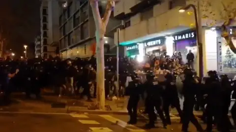Los Mossos cargan para disolver una pelea multitudinaria entre miembros de Tsunami Democrátic y Boixos Nois en los aledaños del Camp Nou Los Mossos cargan para disolver una pelea multitudinaria entre miembros de Tsunami Democrátic y Boixos Nois en los aledaños del Camp Nou