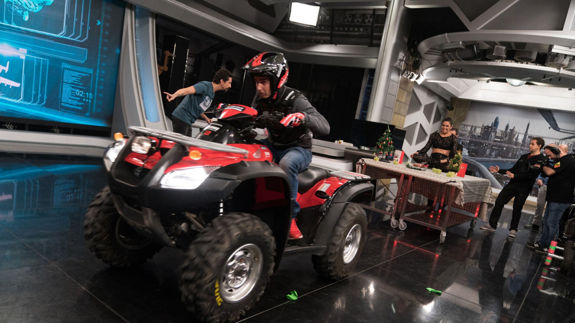 Cristina Pedroche sobrevive al turbomantel de 'El Hormiguero 3.0'