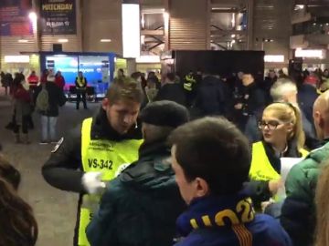 Requisan caretas con el rostro de Messi en las entradas al Camp Nou antes de Barcelona-Real Madrid