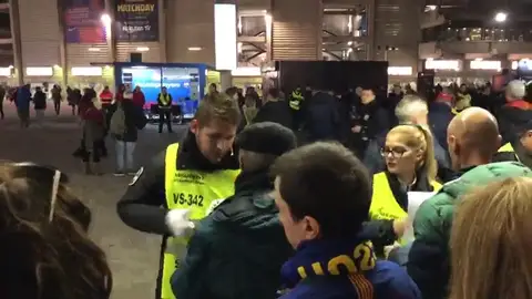 Requisan caretas con el rostro de Messi en las entradas al Camp Nou antes de Barcelona-Real Madrid Requisan caretas con el rostro de Messi en las entradas al Camp Nou antes de Barcelona-Real Madrid