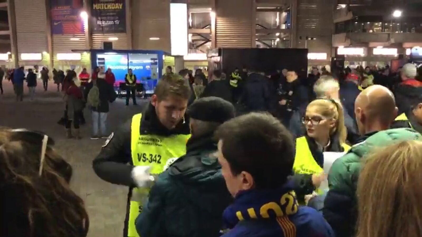 Registran el contenido de mochilas y bocadillos en las entradas al Camp Nou antes de Barcelona-Real Madrid