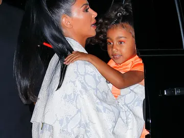 Kim Kardashian y su hija North West Kim Kardashian y su hija North West