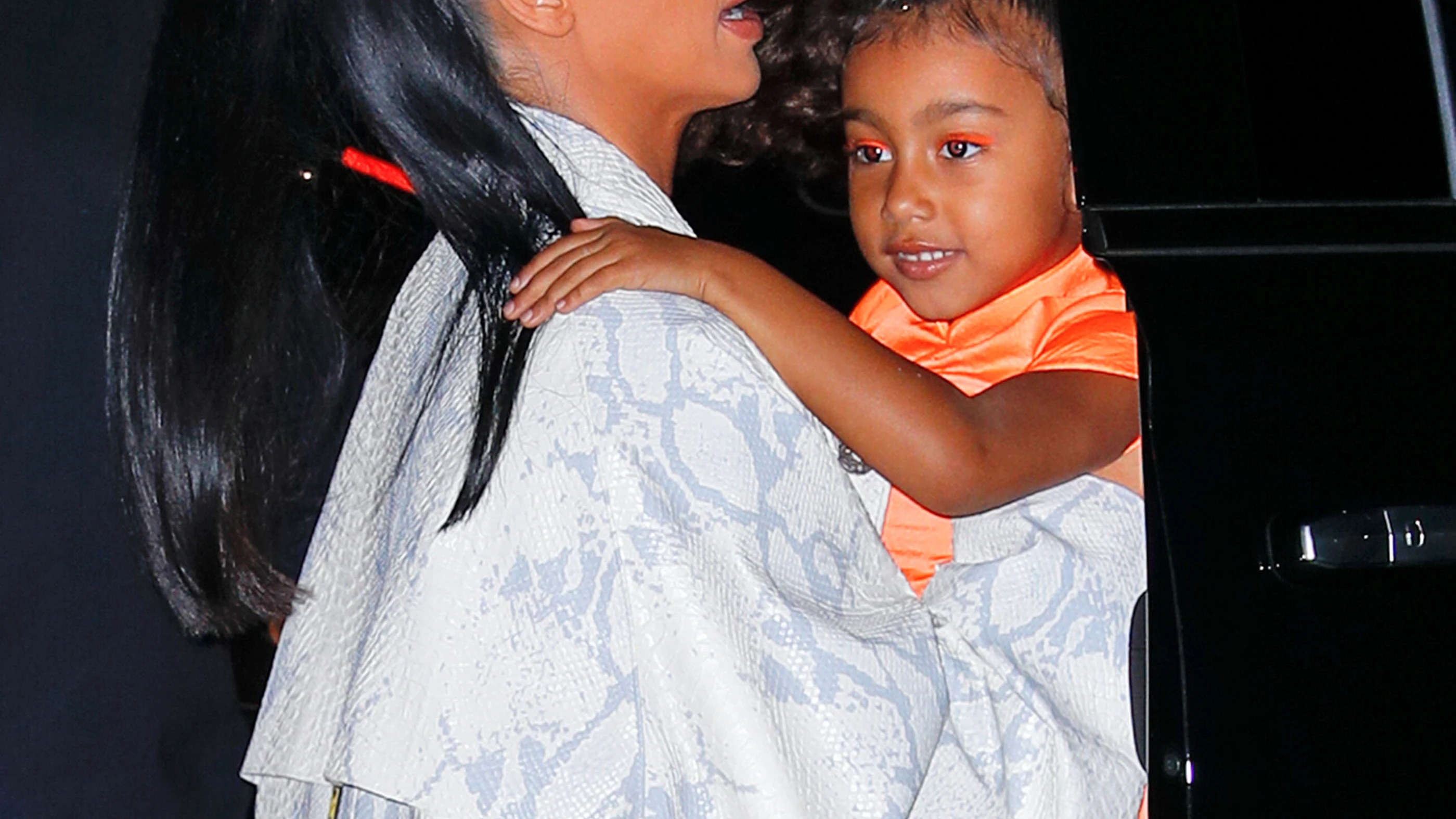 Kim Kardashian y su hija North West Kim Kardashian y su hija North West