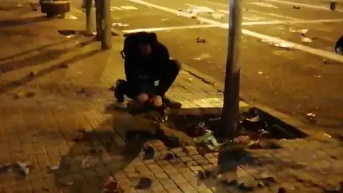 Manifestantes han arrancado adoquines en los exteriores del Camp Nou para lanzarlos contra los Mossos d'Esquadra Manifestantes han arrancado adoquines en los exteriores del Camp Nou para lanzarlos contra los Mossos d'Esquadra