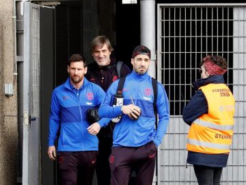 Leo Messi y Luis Suárez salen del Camp Nou