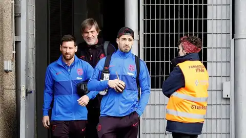 Leo Messi y Luis Suárez salen del Camp Nou Salida del FC Barcelona hacia el hotel de concentración