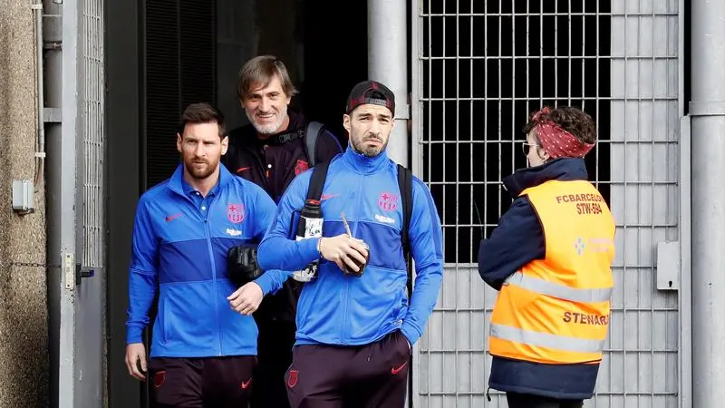 Leo Messi y Luis Suárez salen del Camp Nou Salida del FC Barcelona hacia el hotel de concentración