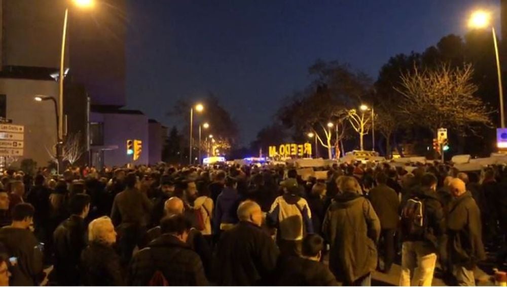 Cientos de activistas cortan la diagonal de Barcelona
