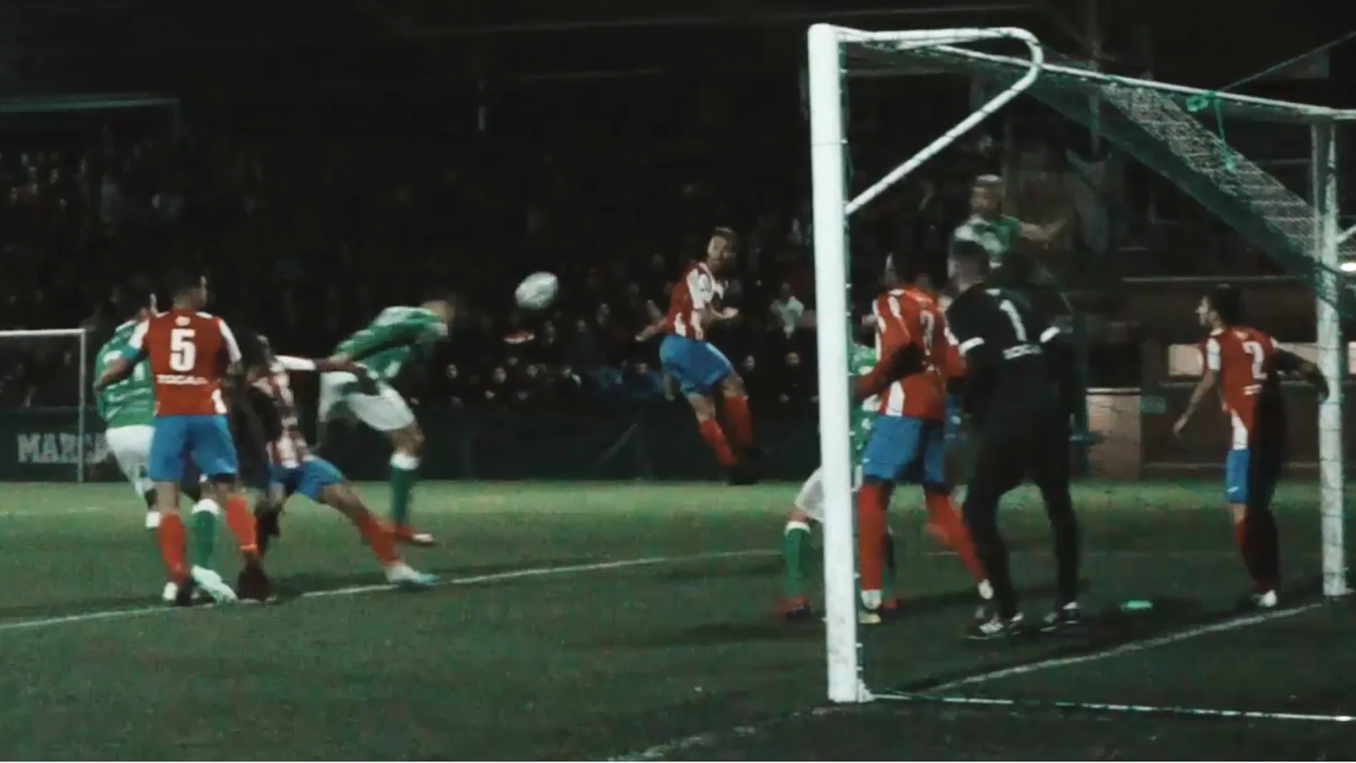 David Flores cabeceando el balón que les dió la clasificación David Flores cabeceando el balón que les dió la clasificación