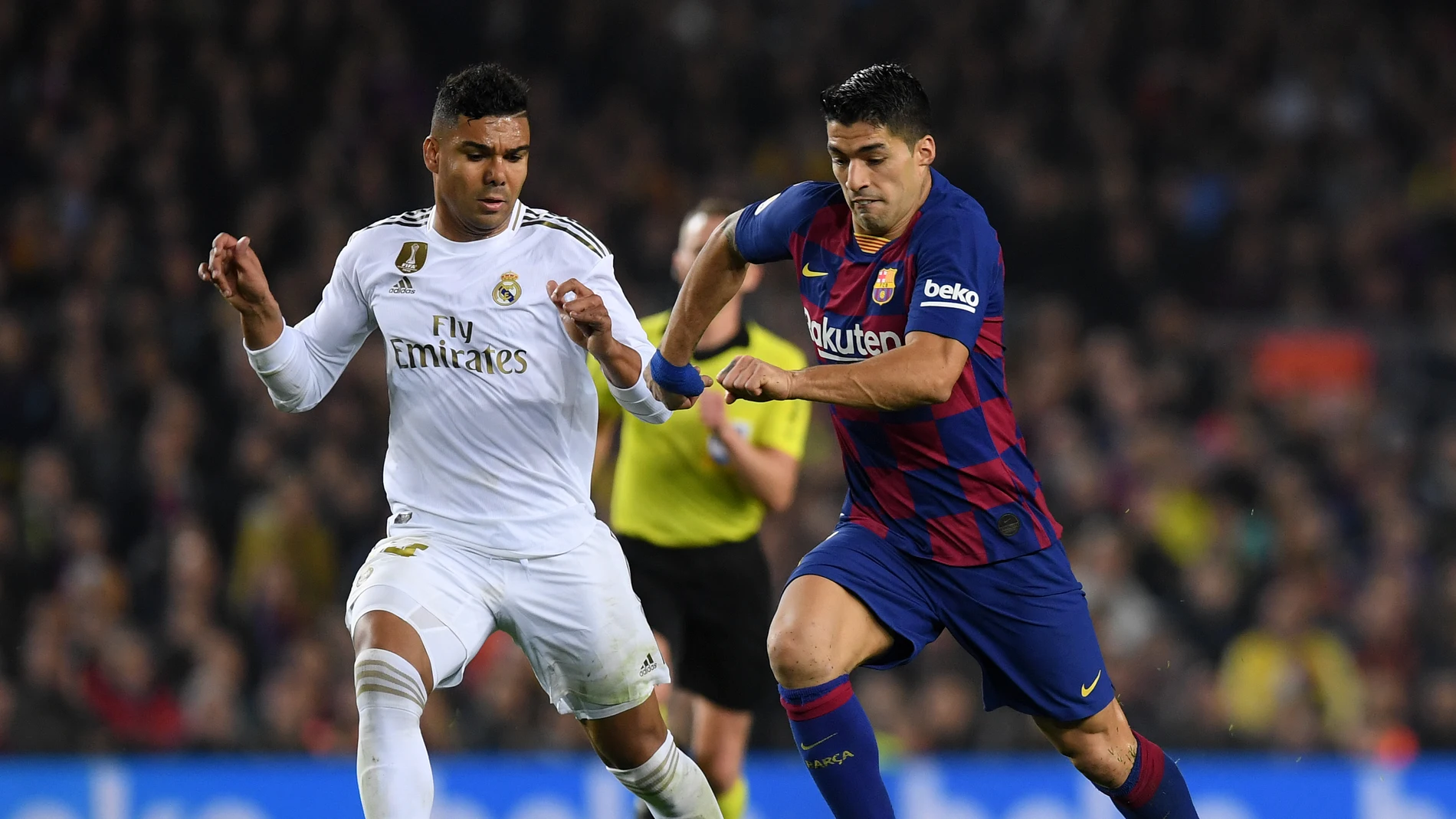 Casemiro y Luis Suárez disputan un balón Casemiro y Luis Suárez disputan un balón